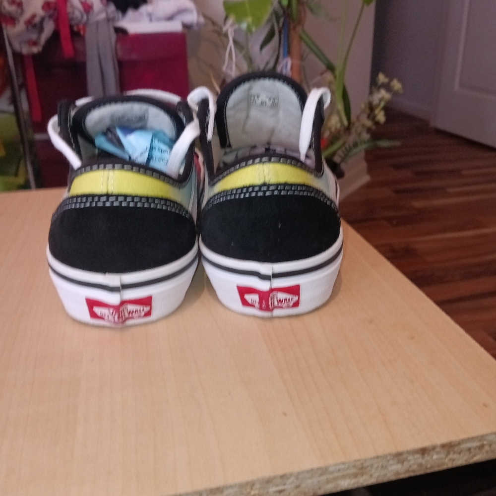 Vans - Picture 6 of 9